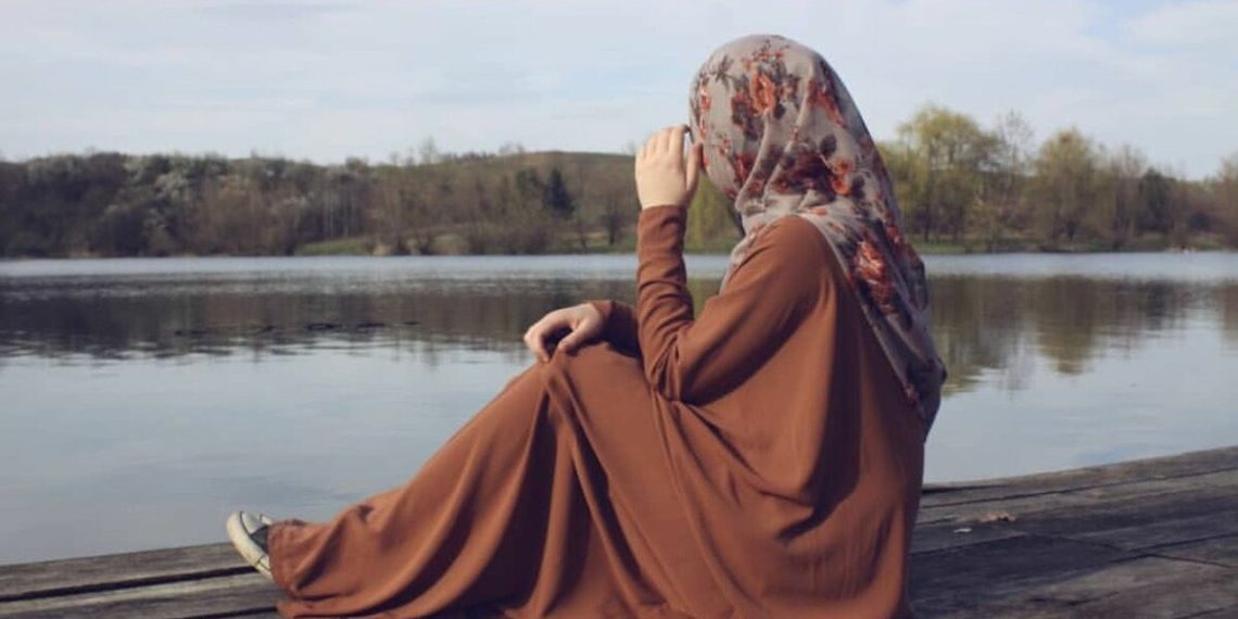 Жолдошум өзүнөн улуу аялдарды жакшы көрөт экен. Эмне кылышты билбей турам