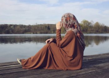 Жолдошум өзүнөн улуу аялдарды жакшы көрөт экен. Эмне кылышты билбей турам