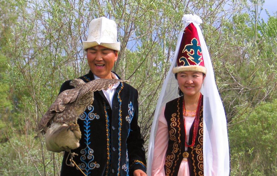 Жаңы келген келинди ким отко киргизет? Отко киргизүү каадасы боюнча тест