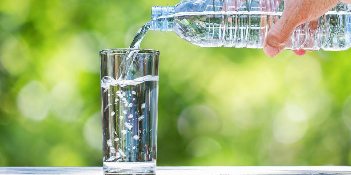 Арыктоо үчүн кадимки суу ичиш керекпи же кайнак суубу? Нутрициолог жооп берет