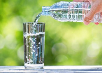 Арыктоо үчүн кадимки суу ичиш керекпи же кайнак суубу? Нутрициолог жооп берет