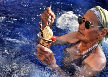 Туугандар кайын энем экөөбүздүн купальникчен сүрөтүбүздү көрүп эстери оогон