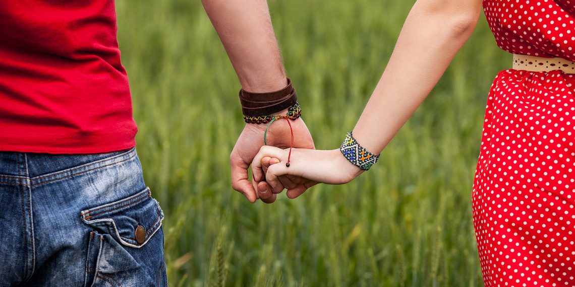 Ата-энемди сүйүнтүп эртерээк үйлөнсөмбү дегем. Бирок сүйлөшкөн кызым каршы