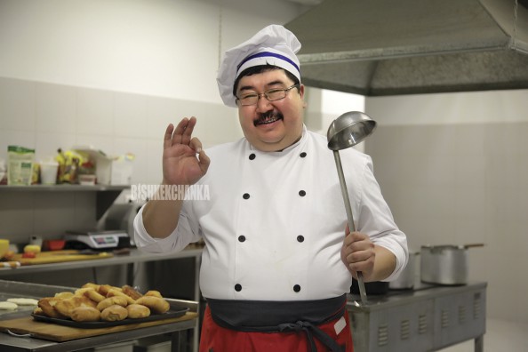 Ашпозчу Данияр Деркембаев ашкана сырлары менен бөлүшөт