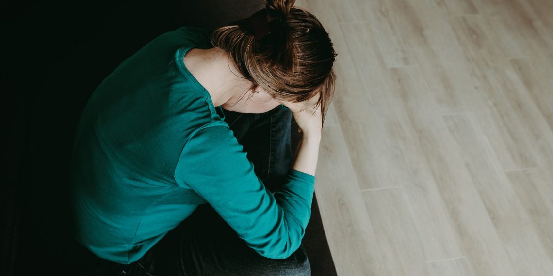 Кошуна кыз өзүнө-өзү кол салам деп жүрөт