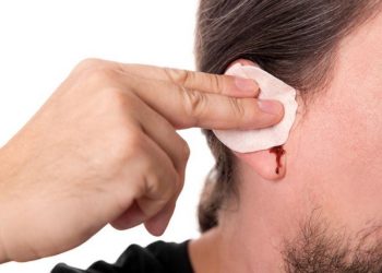 Эмне үчүн кулагымдан кан агып жатат? Дарыгер кеңеш берет