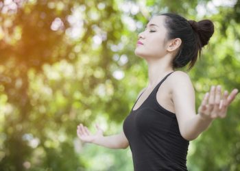 Коронавирустун жеңил формасынан жабыркагандар үчүн дем алуу гимнастикасы