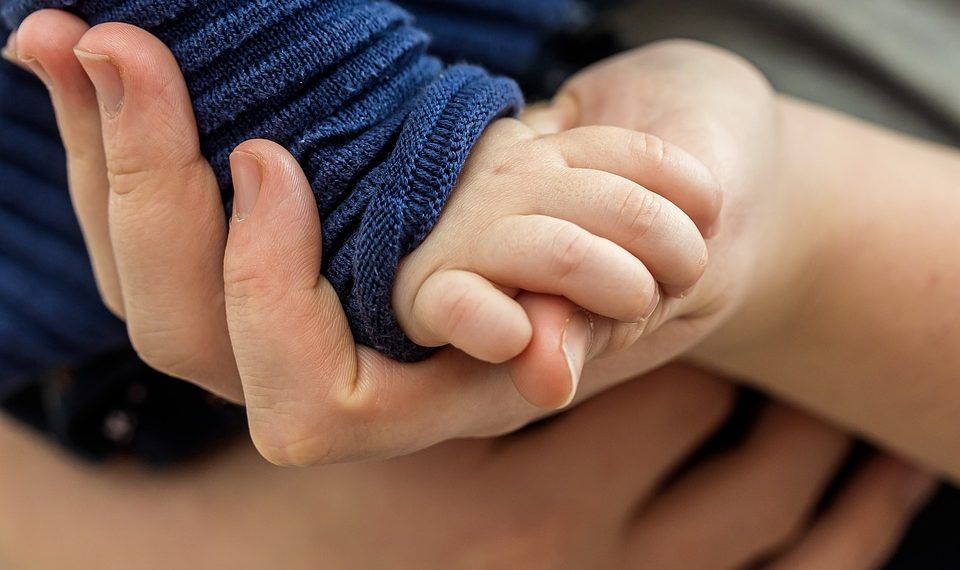 Келинибиз жети айында таштап кеткен кызын талашып жатат