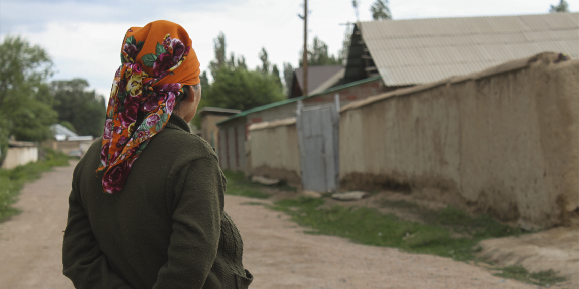 Күйөөм апамдын байпактарын жууп жатса