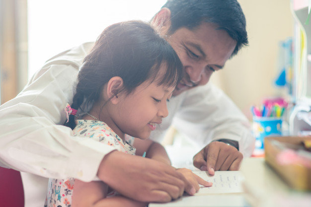 Баланы өз алдынча сабак окууга кантип үйрөтүү керек? Психологдун кеңеши