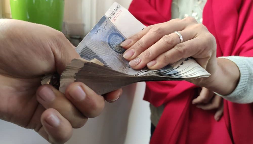 Өзбекстандык таанышым кыргызстандык бир аялга берген акчасын алалбай жатат