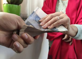 Өзбекстандык таанышым кыргызстандык бир аялга берген акчасын алалбай жатат