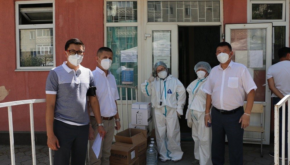 «Айыл Банк» дарыгерлерге коронавирус менен күрөшүүдө жардамын улантууда