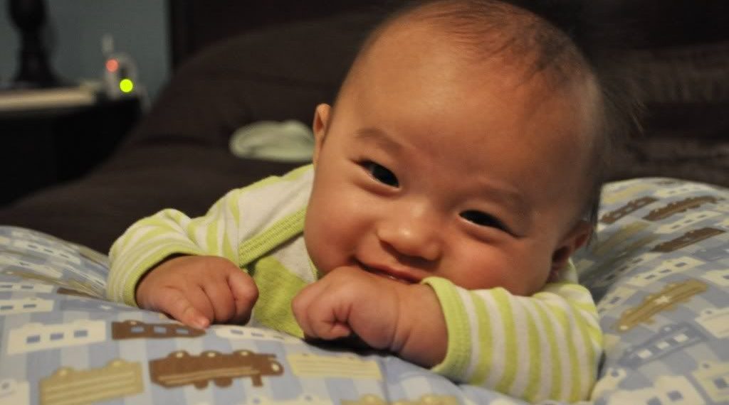 Бала канча айынан ордунан оодарылып калат? Педиатр жооп берет