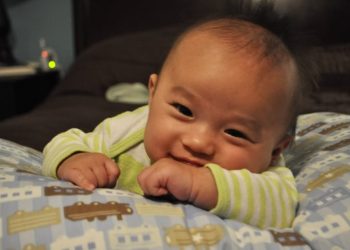 Бала канча айынан ордунан оодарылып калат? Педиатр жооп берет