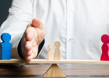 Аялымды энелик укуктан ажыратып койсом болобу? Адвокат жооп берет