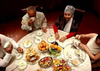 Үйгө келсем атам менен келиним отуруп алып бокс көрүп жатыптыр