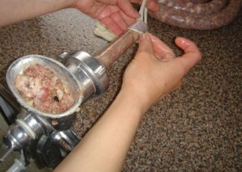 Чочконун этинен колбаса жасап иштейм. Мен күнөө кылып жатамынбы?