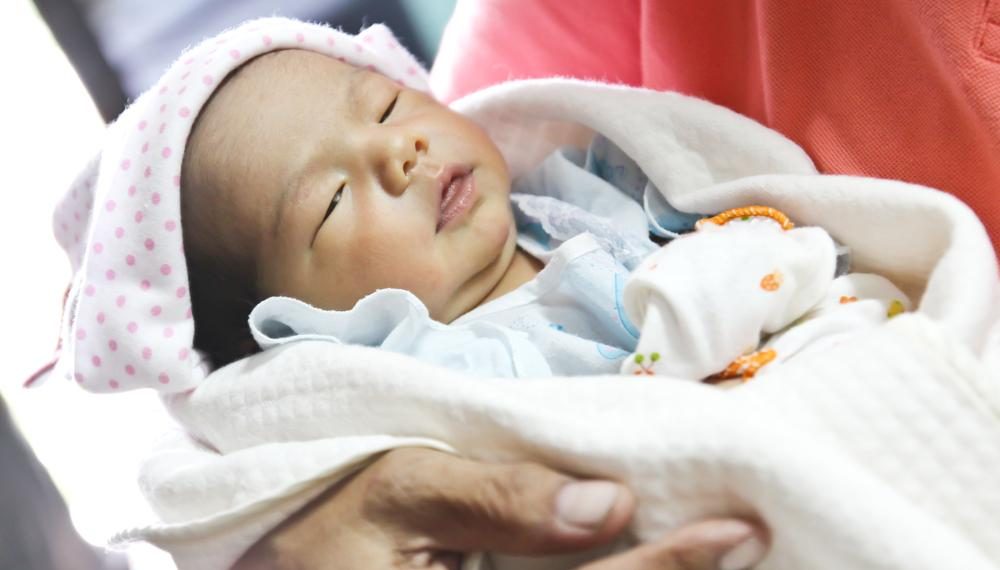 Жаңы төрөлгөн баламыдын көзү кылый