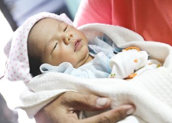 Жаңы төрөлгөн баламыдын көзү кылый