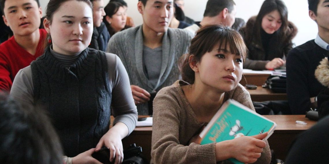 37 жаштагы студентмин. Мектепке жумушка кирсем болобу?