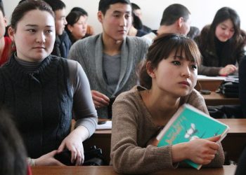 37 жаштагы студентмин. Мектепке жумушка кирсем болобу?