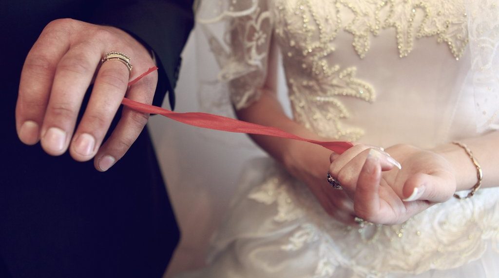 Ата-энем мажбурлап турмушка бергени жатат. Аларга каршы мыйзам барбы?