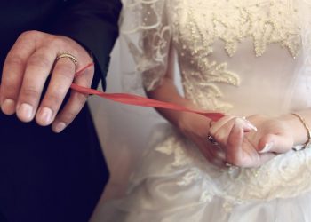 Ата-энем мажбурлап турмушка бергени жатат. Аларга каршы мыйзам барбы?