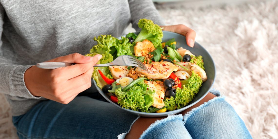 Башка адамдар менен бир столдо отуруп тамактана албайм