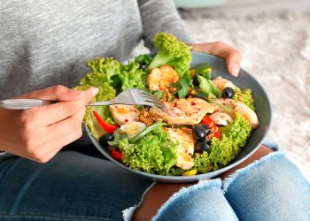 Башка адамдар менен бир столдо отуруп тамактана албайм