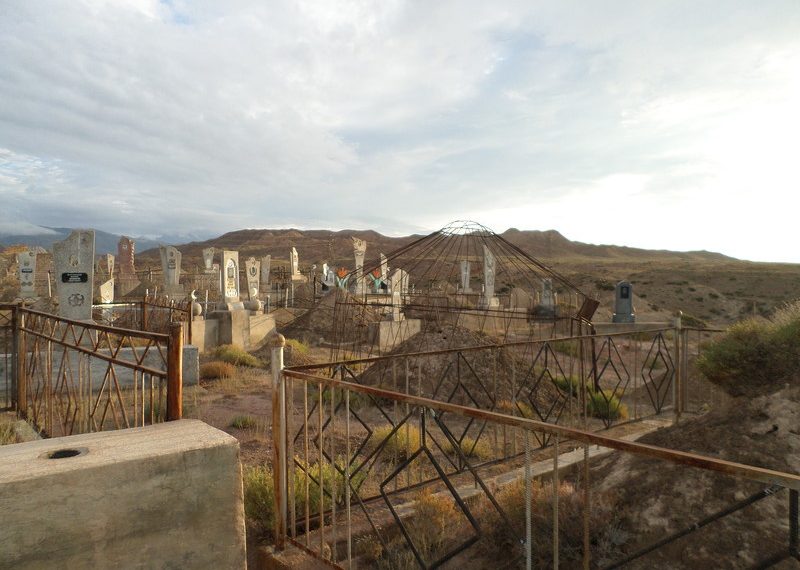 Атамдын эстелигине сүрөт койсок болобу же күнөөбү?