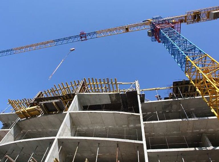 Коңшубуз көп кабат үй салып жатат. Бизден уруксат алышы керек беле?