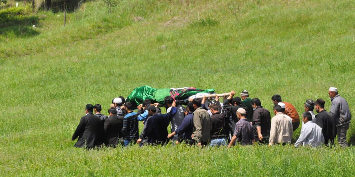 Чоң энемдин кыркылыгы өтпөй жатып кыздары шакегин