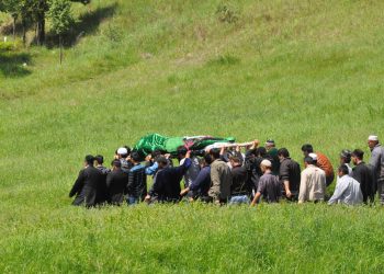 Чоң энемдин кыркылыгы өтпөй жатып кыздары шакегин