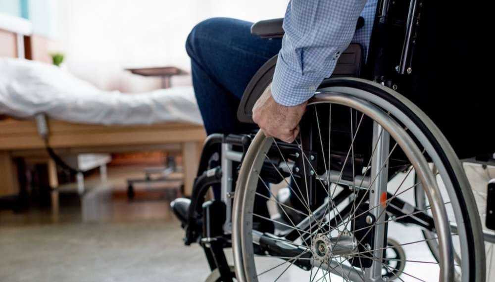 Таякем майып бир тууганын үйдөн кууп чыкты. Кандай чара көрсөк болот?