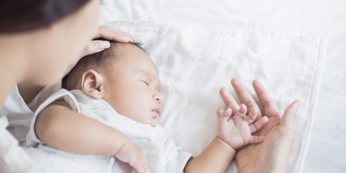 Баламдын ээги титирей берет. Эмне үчүн андай болот? Педиатрдын жообу