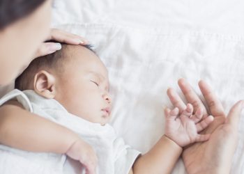 Баламдын ээги титирей берет. Эмне үчүн андай болот? Педиатрдын жообу