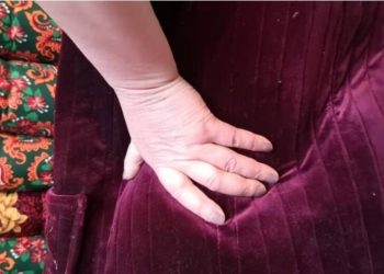 Эмдигиче төркүлөтүп чакыра элек! - деп кайын энем мени кемсинте берет