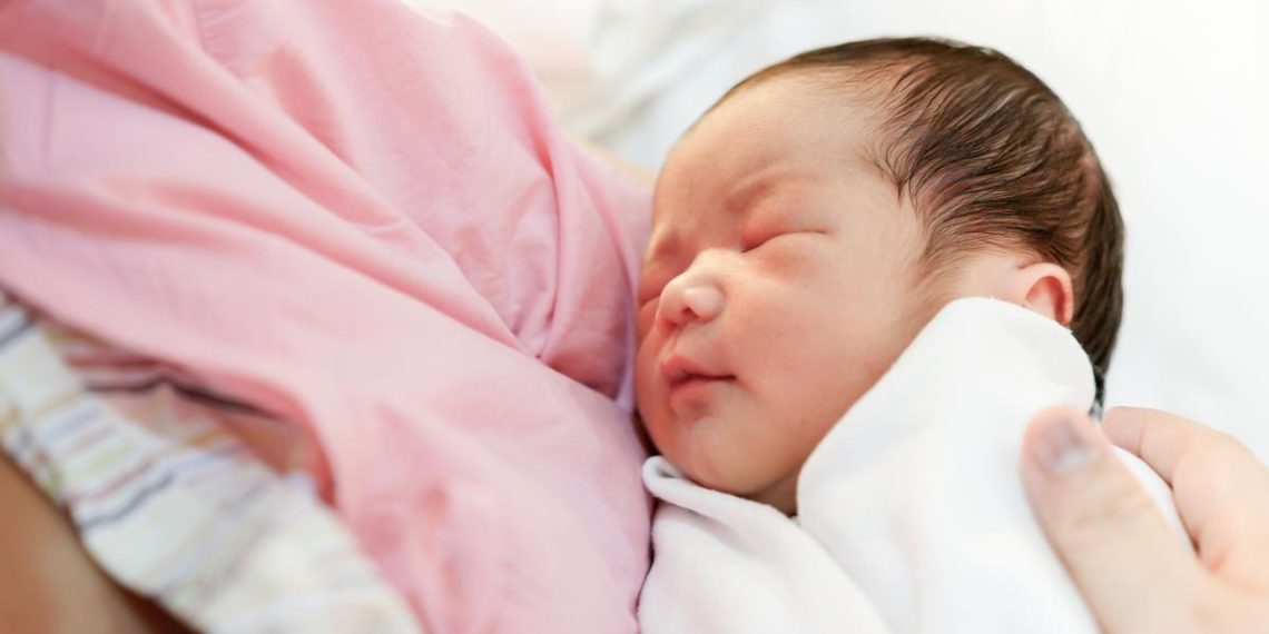 Жаңы төрөлгөн кызымдын тарамышы түйүлүп жатат. Эмне кылыш керек?