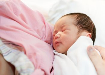 Жаңы төрөлгөн кызымдын тарамышы түйүлүп жатат. Эмне кылыш керек?