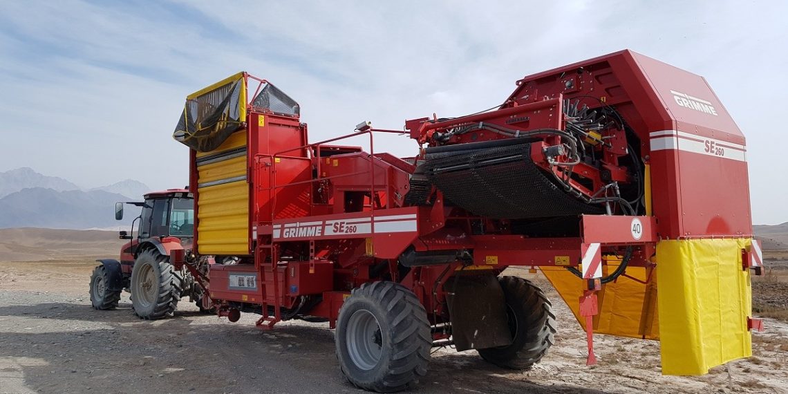 Чоң-Алай районуна Германиядан картошка жыйноочу комбайн алып келинди