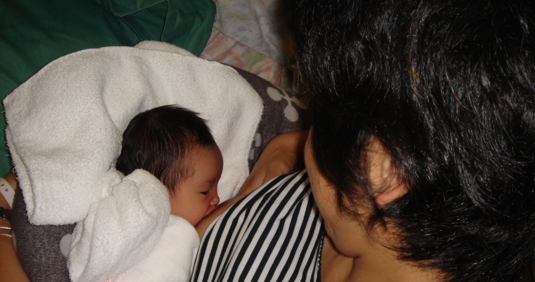 Баланын мурдуна же кулагына сүтүңөрдү саабагыла! Суроолорго педиатр жооп берет