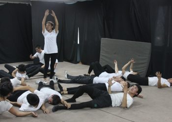 Кыргызстанда актердук кесипке даярдоочу университеттер барбы? Актер жооп берет