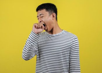 Уйку сурап оозумду ачканда кулагым кадимкидей бүтөлүп калат. Эмне кылыш керек?