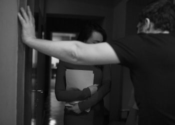 Жездем эжемди "крышаларым" бар деп коркутуптур. Эмне кылсак болот?