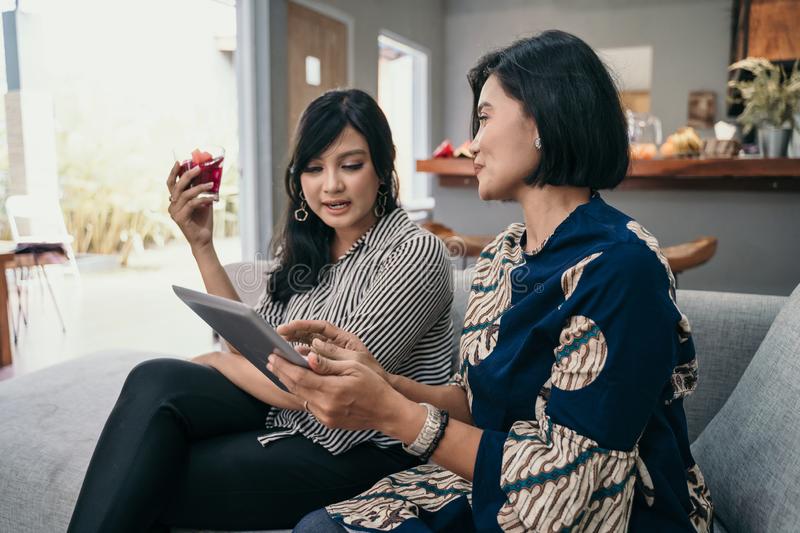 Жеңем экөөбүздүн мамилебизди кантип оңдосом болот? Психологдун кеңеши