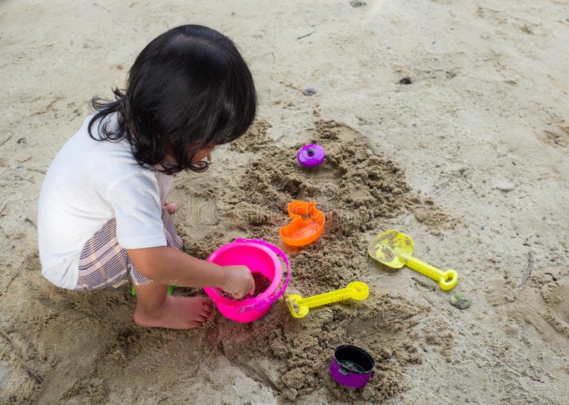 Беш жаштагы кызымдын оозу жагымсыз жыттанат. Кимге көрүнүшүбүз керек?