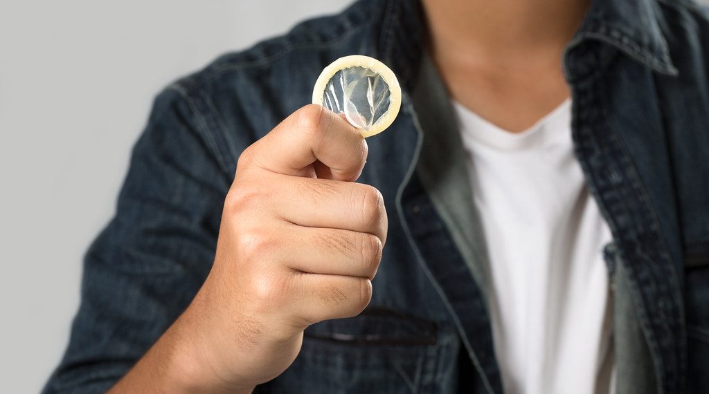 Презервативди колдонгон эркектин ден соолугуна зыян эмеспи? Урологдун жообу