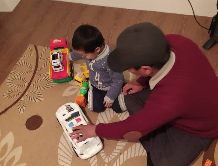 Кыздарым бир сындырым нанды мага калтырып коюп өздөрү ачка отуруптур