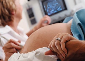 Ичимдеги баланын киндиги мойнуна оролуп калыптыр